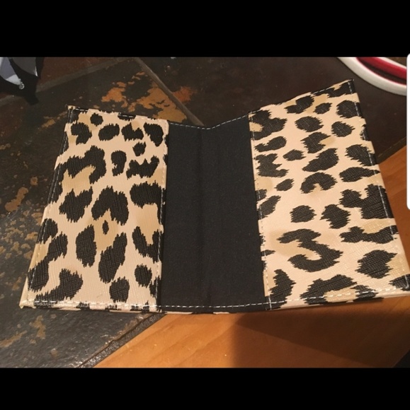 1 LEFT-Leopard Pattern Passport Holder - Picture 5 of 6